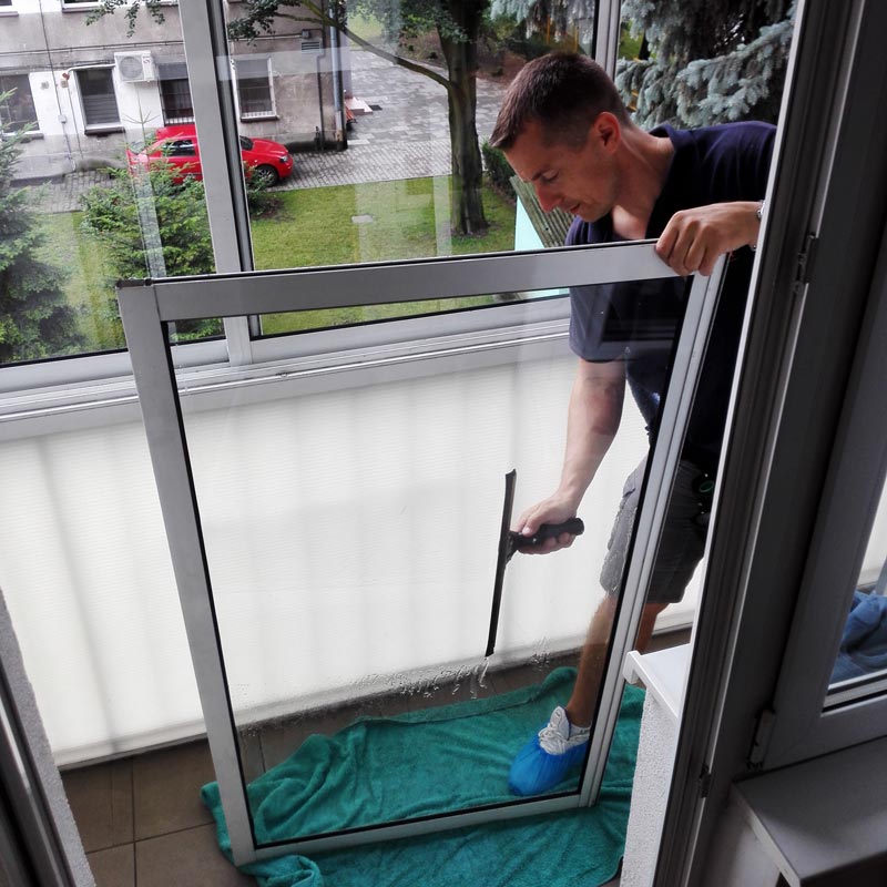 Mycie zabudowy balkonowej